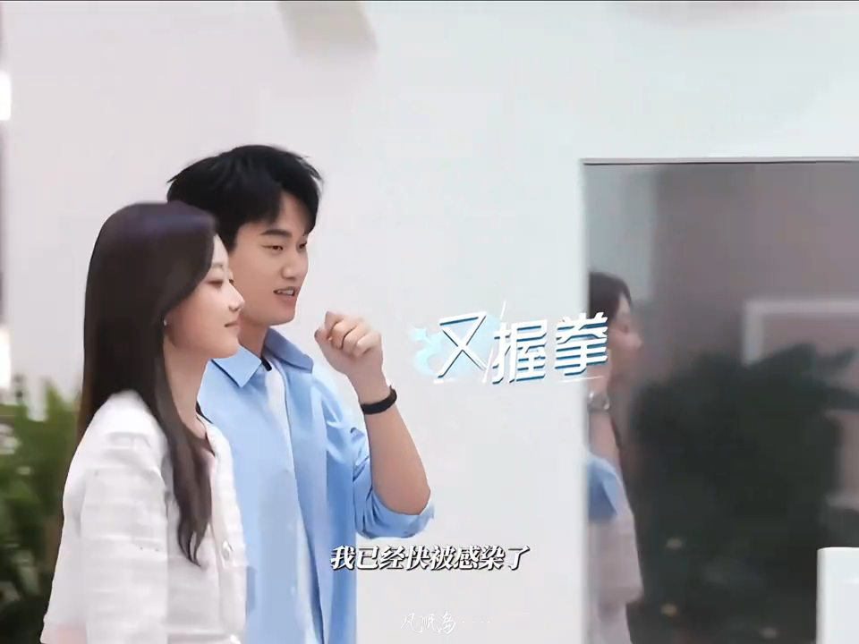 心动9录完四个人一起举话筒心动9话筒举起来是谁被这个魔性动作洗脑！收官录制四人同