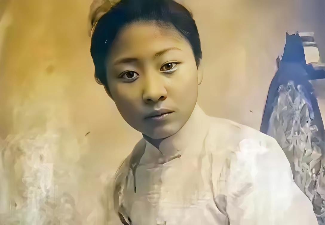 1925年，上海滩。27岁的露兰春刚伺候完57岁的黄金荣，扭头冲进厕所吐得昏天黑