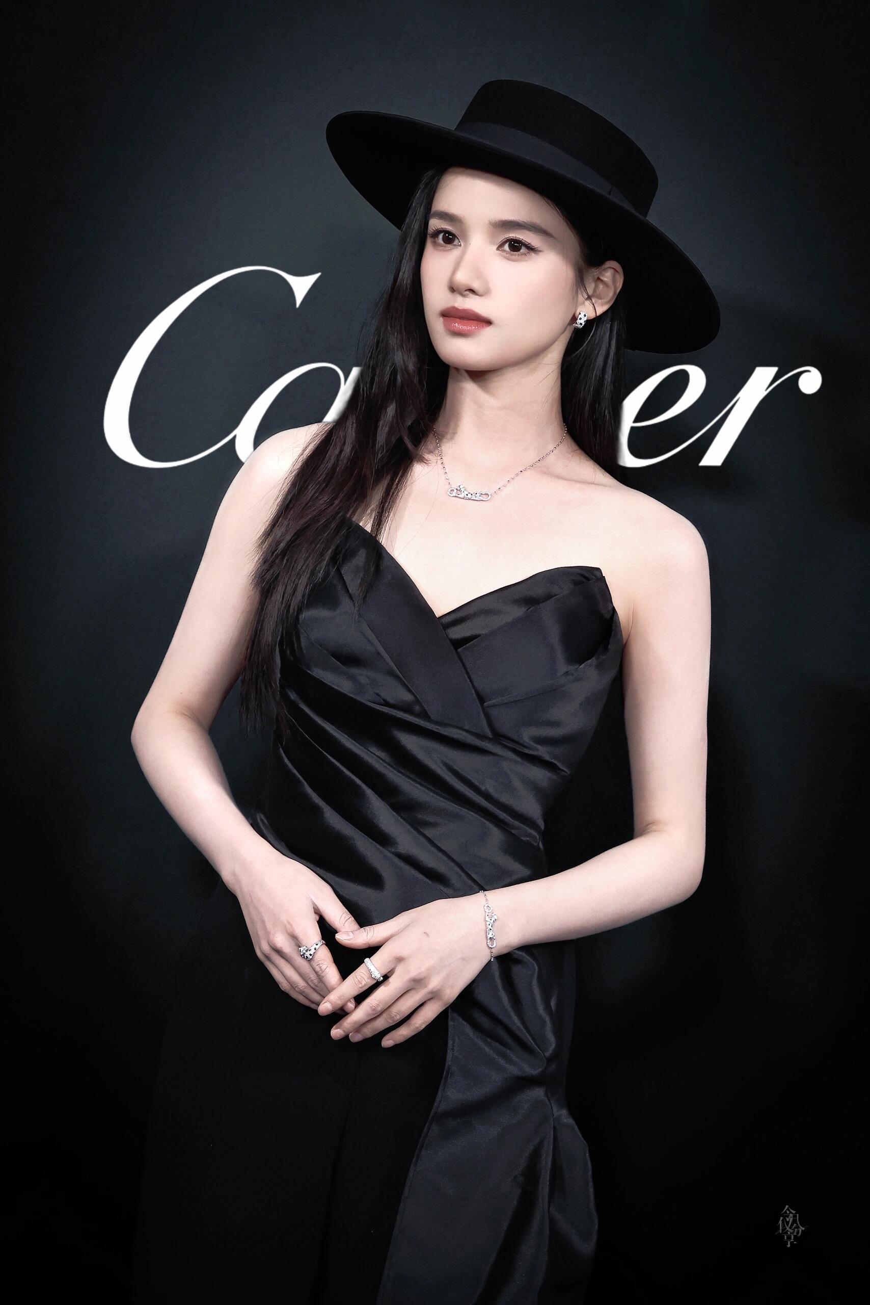 张婧仪又飒又贵气张婧仪黑礼帽配缎面抹胸 张婧仪又飒又贵气！张婧仪黑礼帽配缎面抹胸