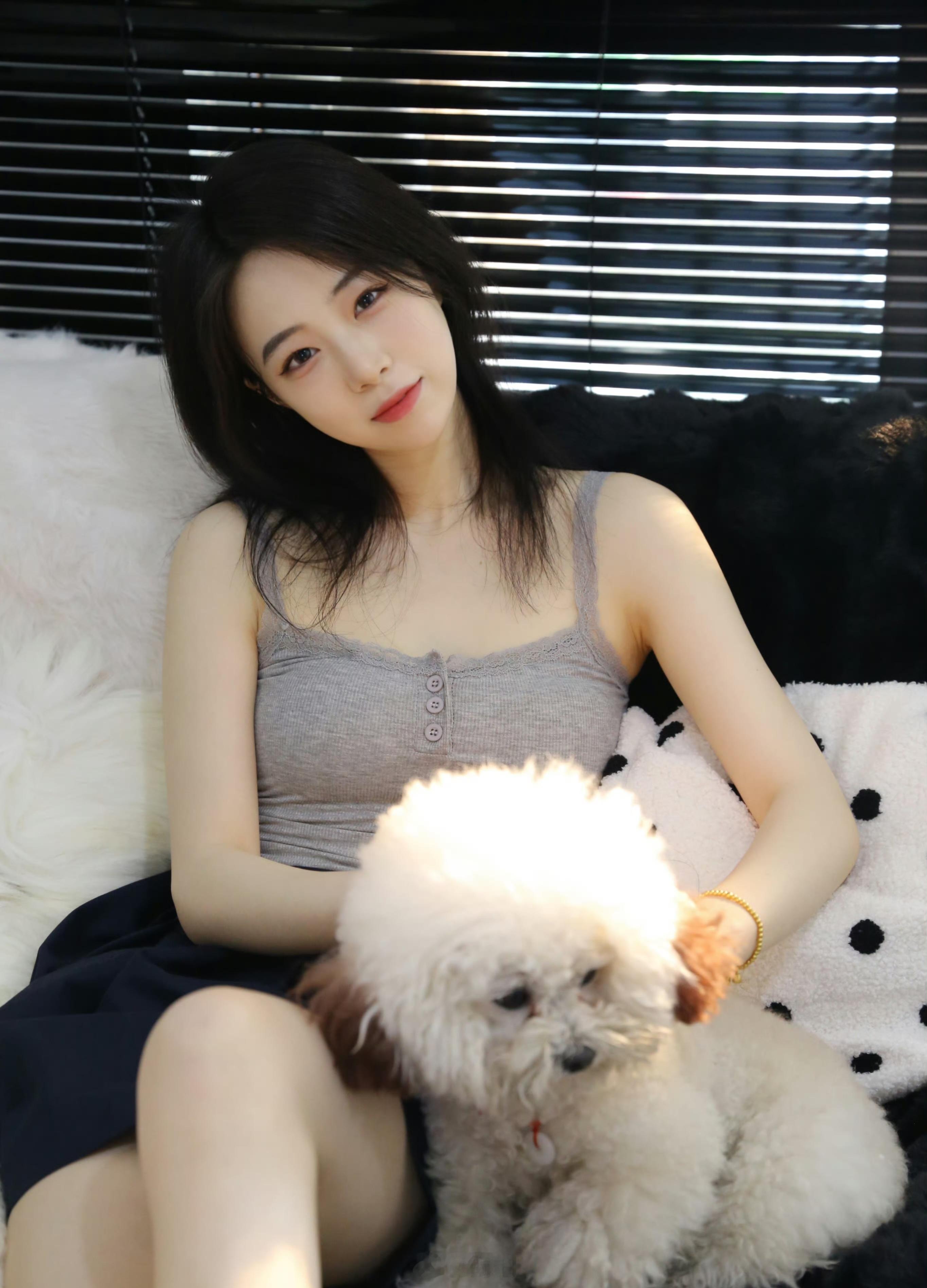 小姐姐宅在家里的一天 ​​​