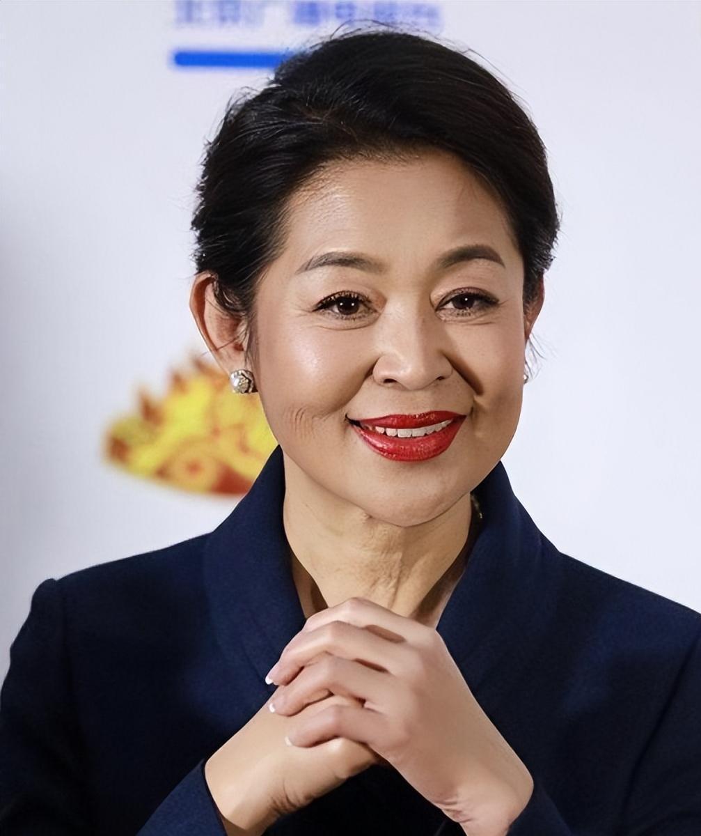 倪萍说姥姥家曾经发生过大火，是姥爷把家里最值钱的东西给烧了，姥姥不但没有阻止，还