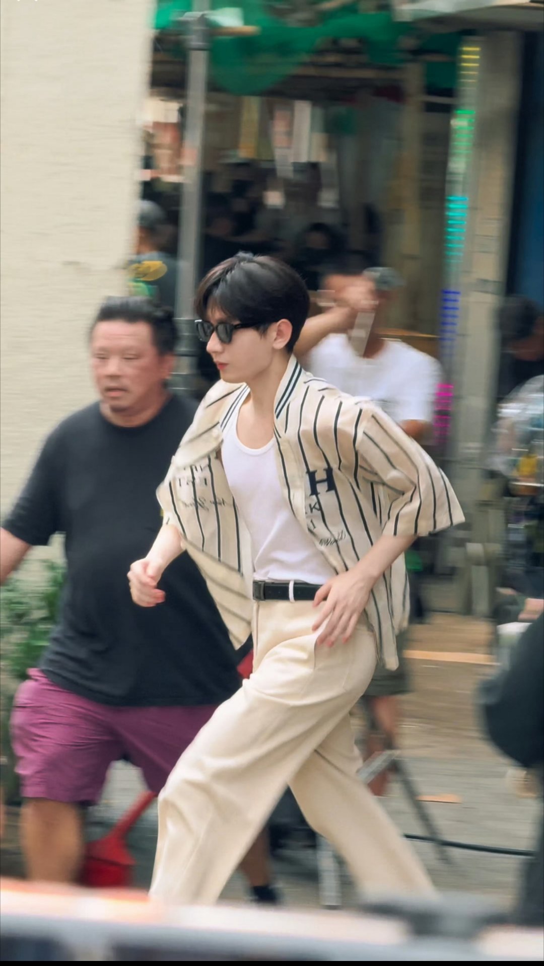 成毅完全就是模特呀，把衣服都穿洋气了。《狩谎》路透—— 