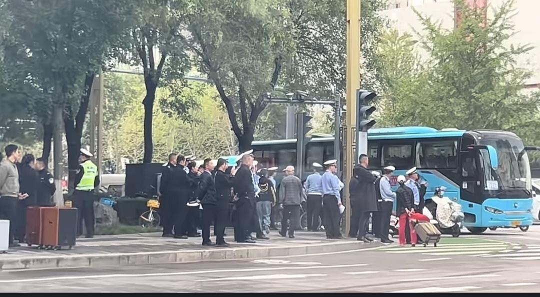 西安交警考试现场。有多少司机师傅是不想排第一个的？
我在想如果遇到看不懂交通手势