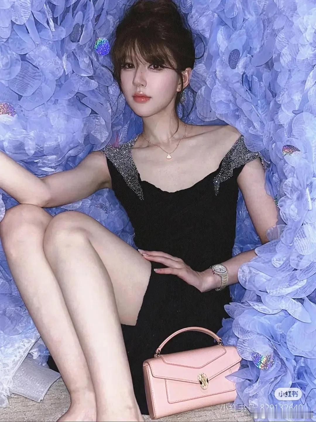 赵露思这张脸真的是越来越油了，自己还知道呢 ​​​