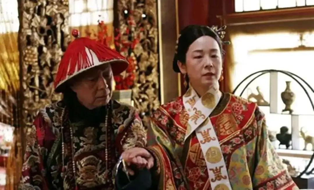有一天，慈禧闲来无事拉了一个小太监下棋，小太监看慈禧这么开心，忽然咧嘴笑道：“奴