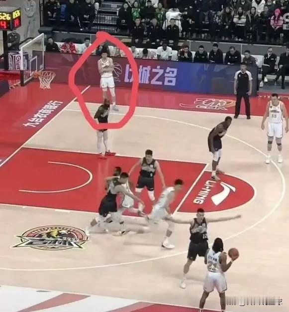 今天辽宁男篮不敌吉林男篮的比赛中，张镇麟在上半场7投1中仅得2分，表现与全队格格