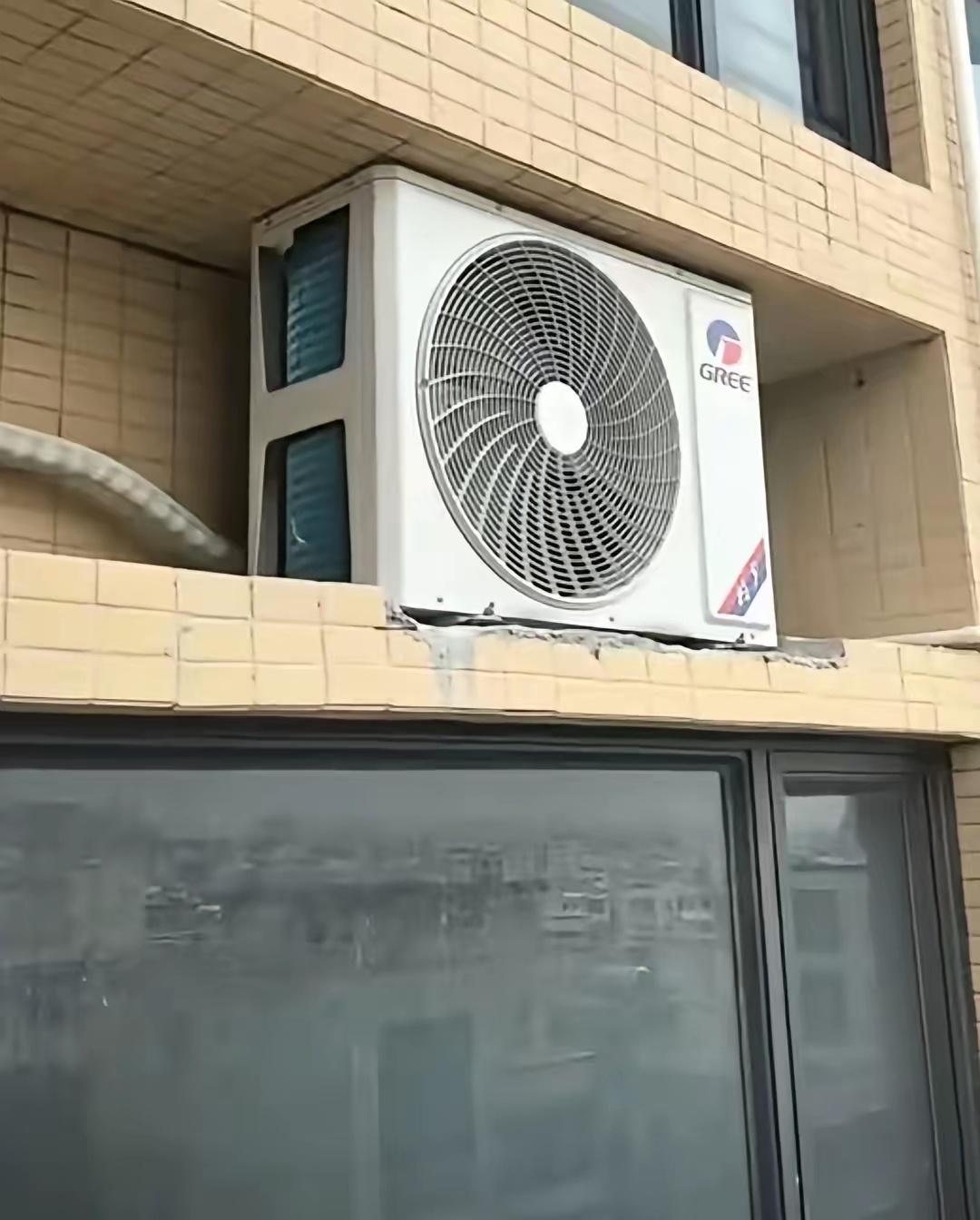 为了把一台空调装好，房东和师傅真是卯足了劲，可主机偏偏卡着进不去。这时候，要是房