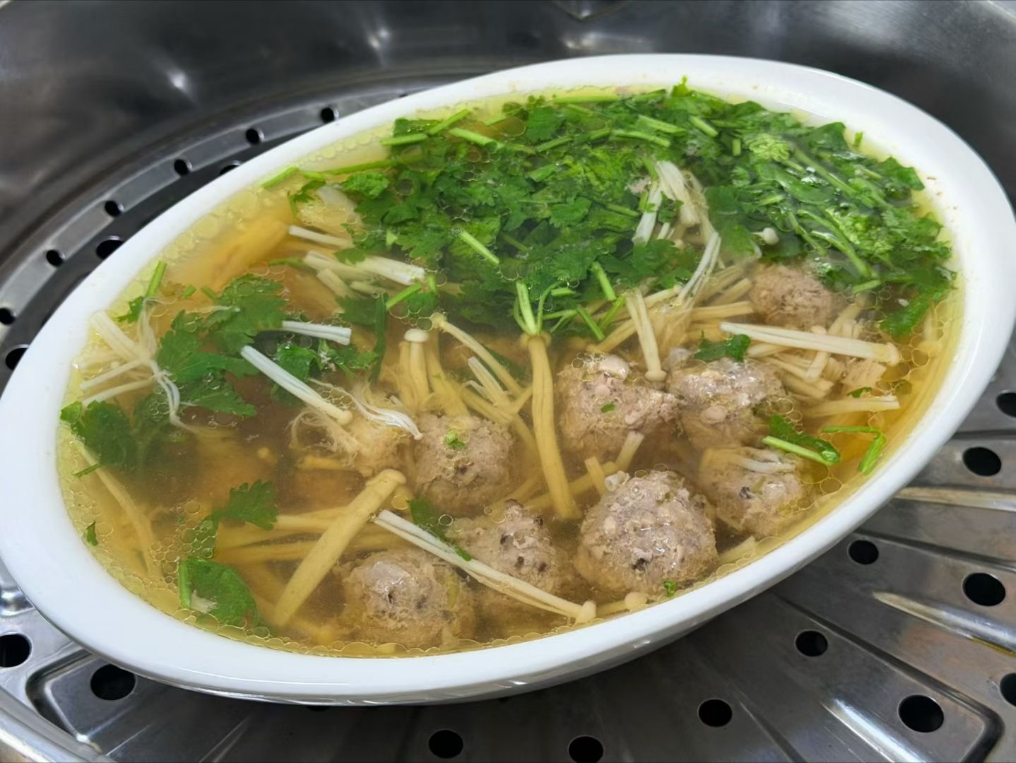 今天牛肉买的有一点多，炖完之后又做了牛肉香菇丸子，晚饭也有了