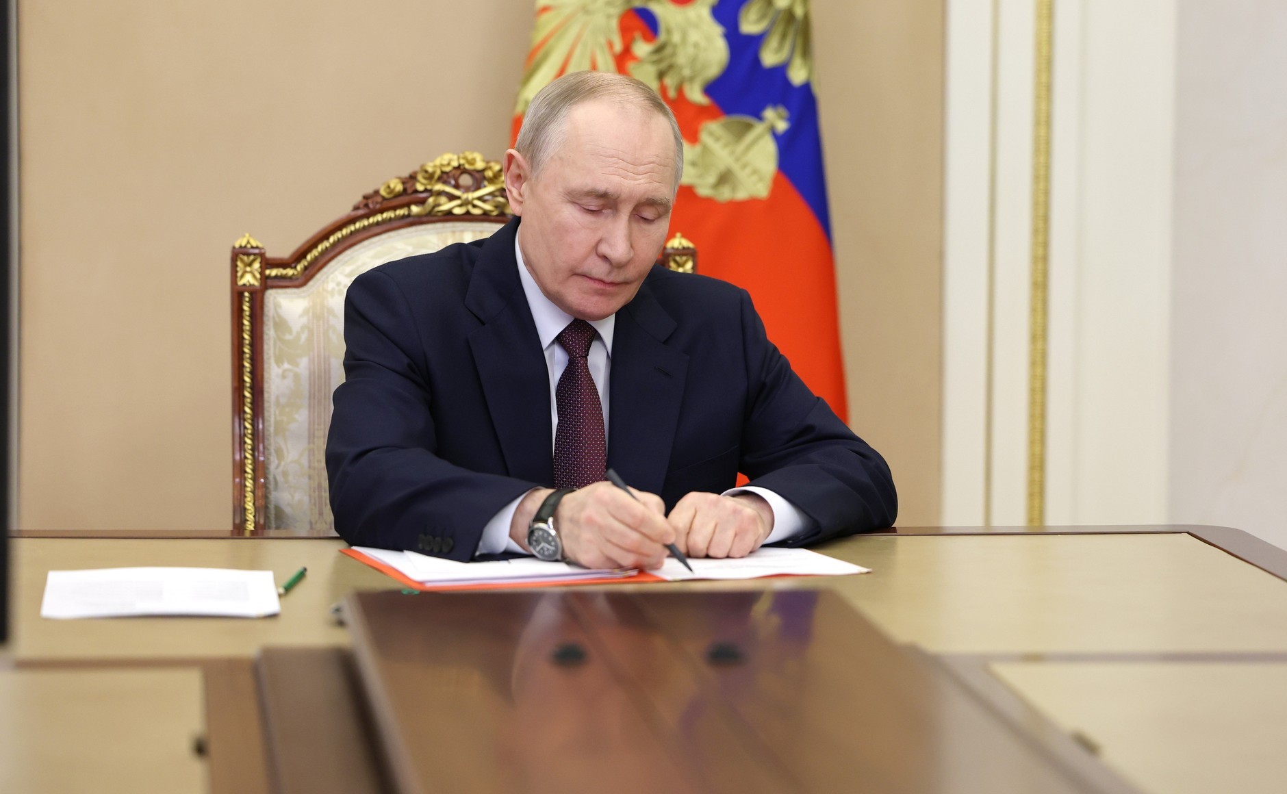 瓦洛佳小朋友  与俄罗斯联邦安全会议常务委员举行会议俄罗斯总统以视频连线方式，与