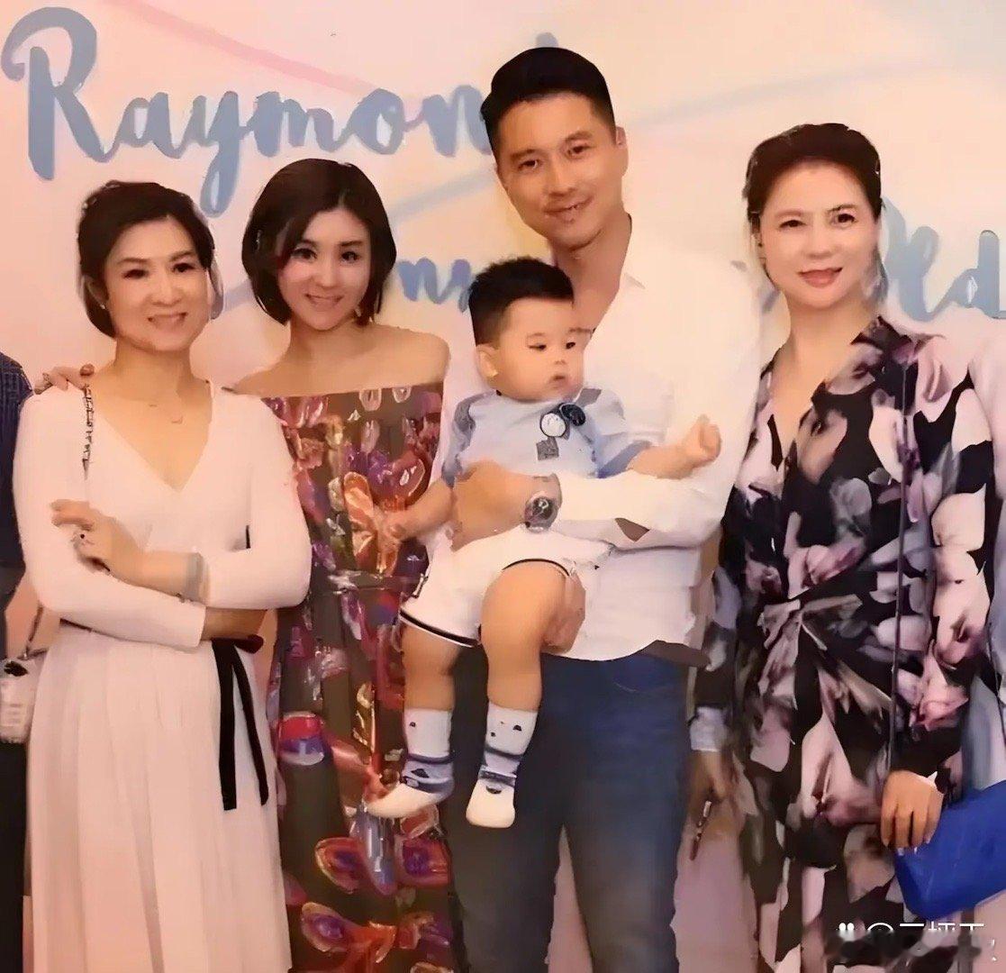 王雷老婆李小萌跟婆婆站在一起，还是65岁的婆婆更惊艳 一些。 ​​​