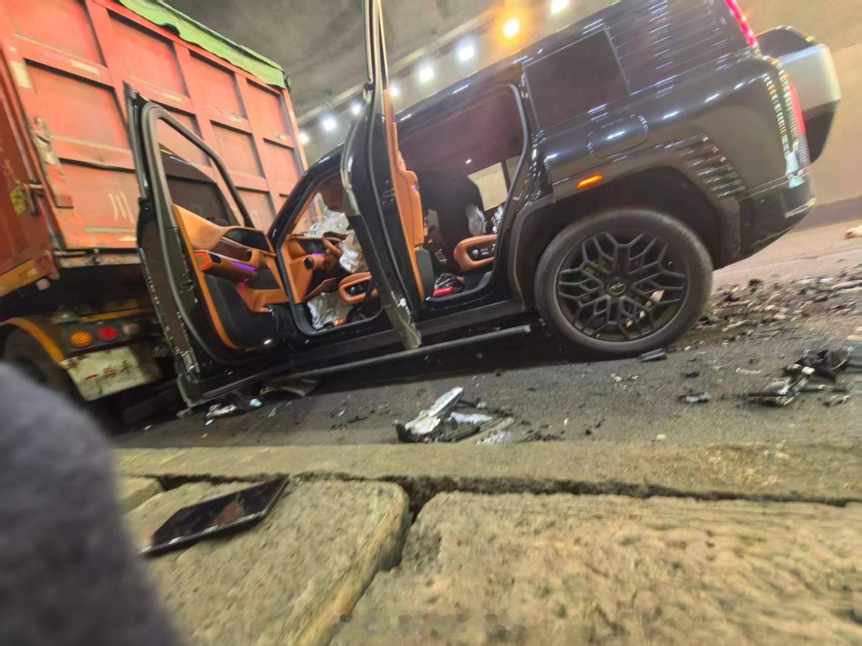 辅助驾驶现阶段始终是需要车主时刻保持警惕的，不能过度信任过度依赖这样的功能，就算
