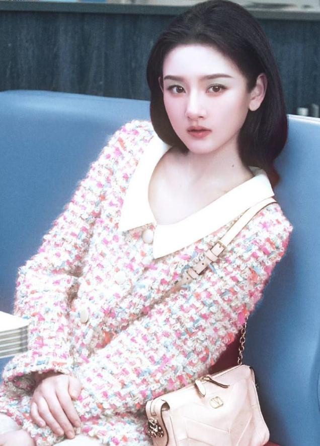 宋祖儿升任华伦天奴品牌代言人
三个月时间，宋祖儿已经从华伦天奴美妆代言人升为全线