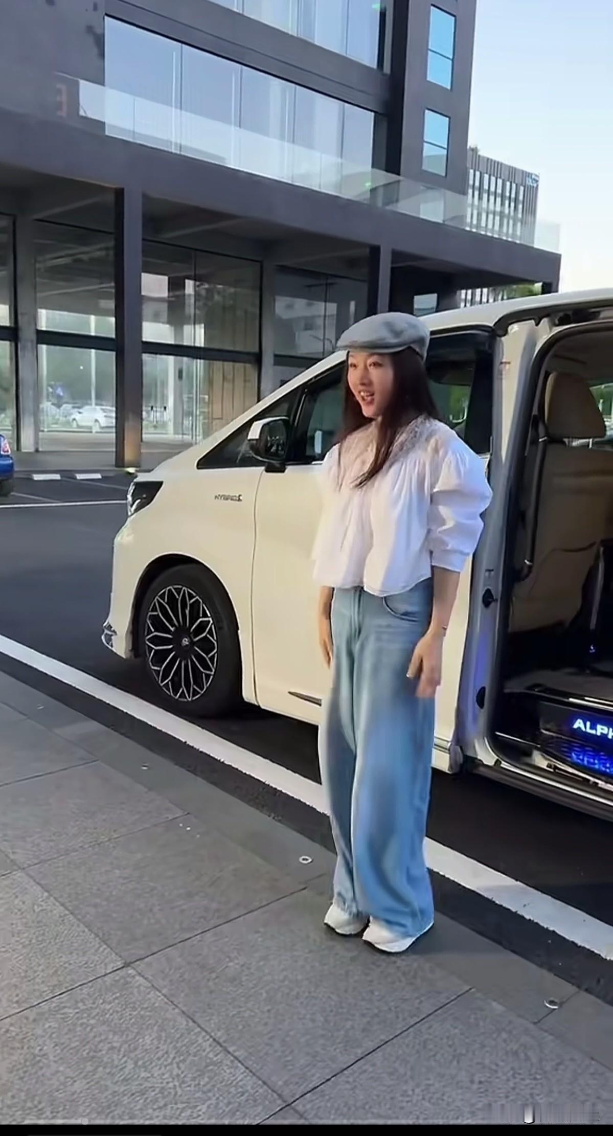 杨钰莹老师50多岁，保养的真好，看上去像30多。
冷漠，杨小曼也很热情，对杨钰莹