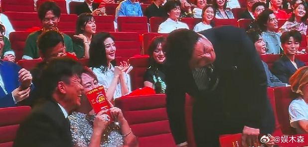 沈腾，尴尬了[捂脸] 6月14日微博之夜现场，惠英红、黄渤正cue到王宝强，沈腾