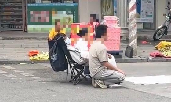 【3人在玉林北流某市场路口乞讨要钱】

5月14日，网友爆料称：玉林市北流的某市