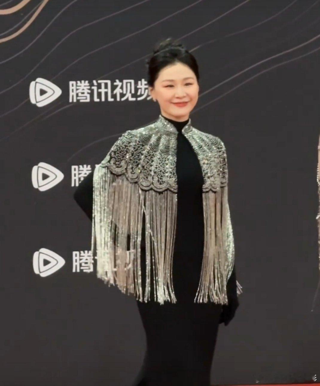 哦莫！这是金靖啊，她当妈妈之后这个状态也太好了吧！这身礼服也太特别了，好好看啊 