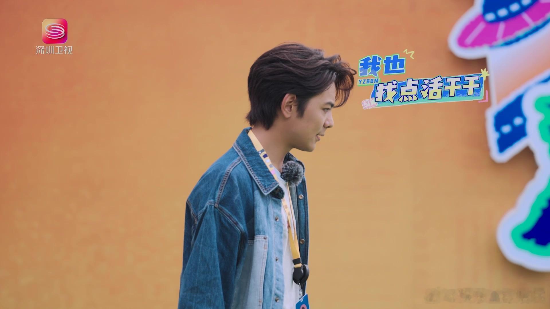 真：主打一个眼里有活。 丁真递笔眼力见照进现实 张颜齐店长刚要写字，笔就到了手里
