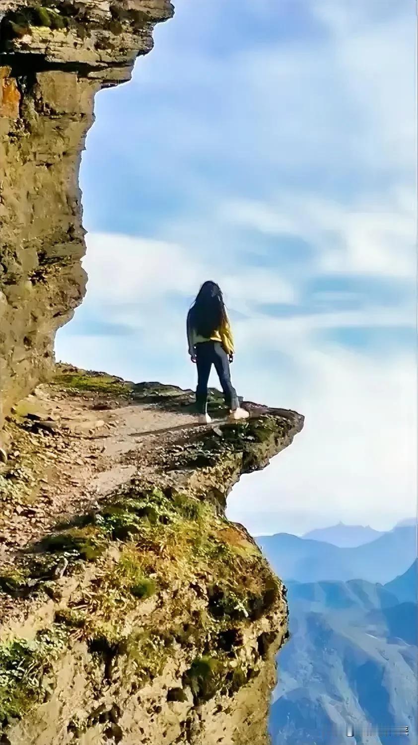 对联挑战：诚邀全网对下联？
上联：身临绝顶观天地，
下联：邀请[作揖][玫瑰]
