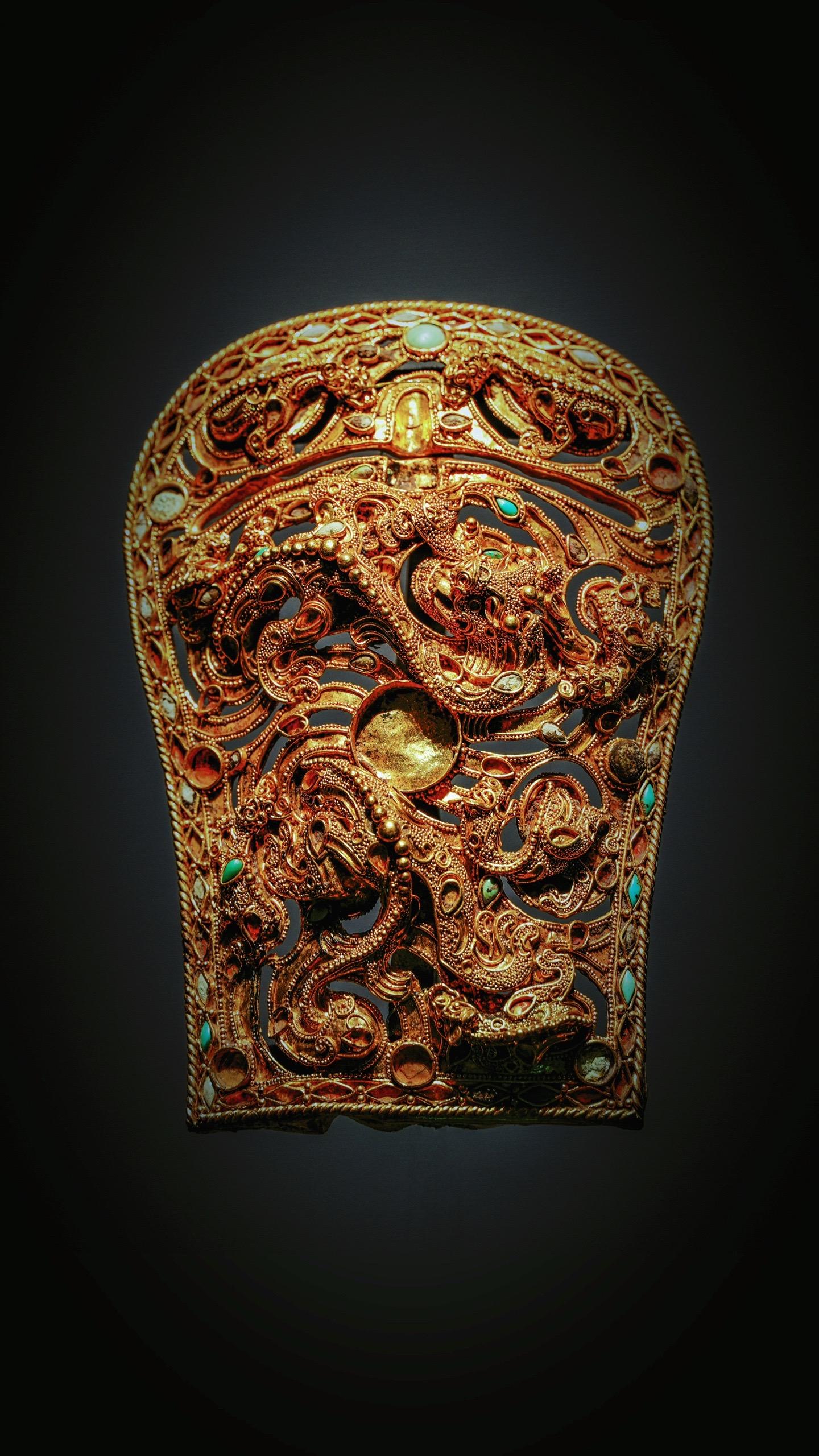 东汉·累丝镶宝八龙纹金带扣。白马饰金羁，连翩西北驰 借问谁家子，幽并游...