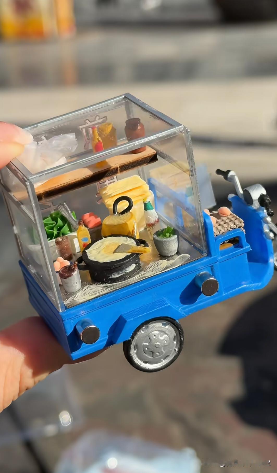 北京煎饼果子三轮车来了。还有吹糖人小摊贩模型，制作太乖巧了！爱了爱了！