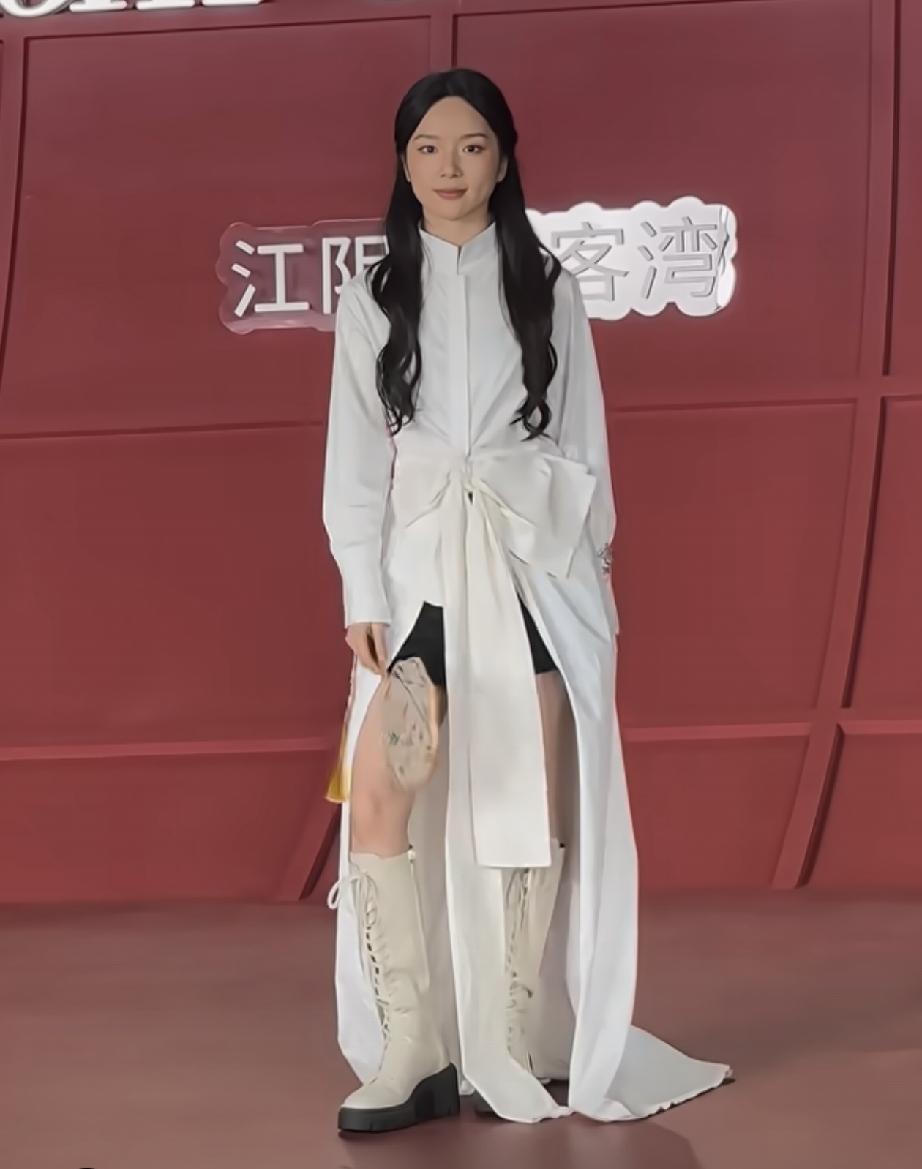 《给阿嬷的情书》女主李思潼，
她造型团队为啥每次都给她搞那么素啊？

看她也走过