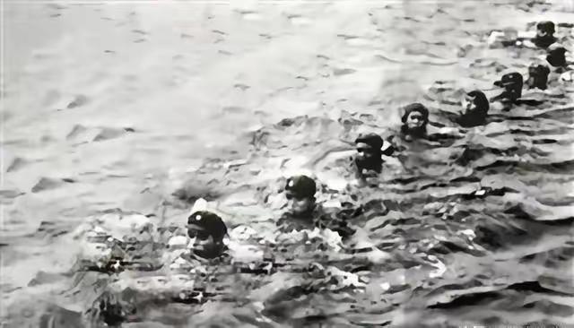 1965年9月，解放军驻琼某部9名战士武装泅渡琼州海峡，每人携带手枪、子弹、手榴