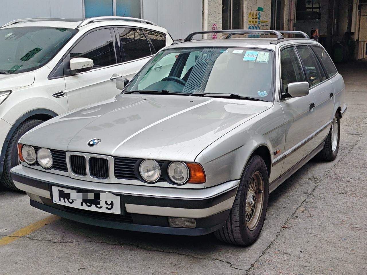 好清澈的一辆宝马E34旅行版！
曾经我也有一辆宝马E34
但从未遇过旅行版的，活