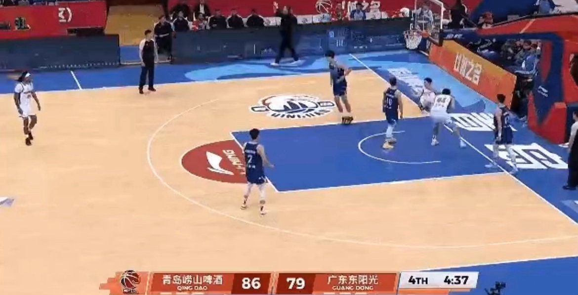 麦考尔41分绝平！青岛男篮VS广东男篮神仙打架，杜润旺关键失误成胜负手青岛男篮v