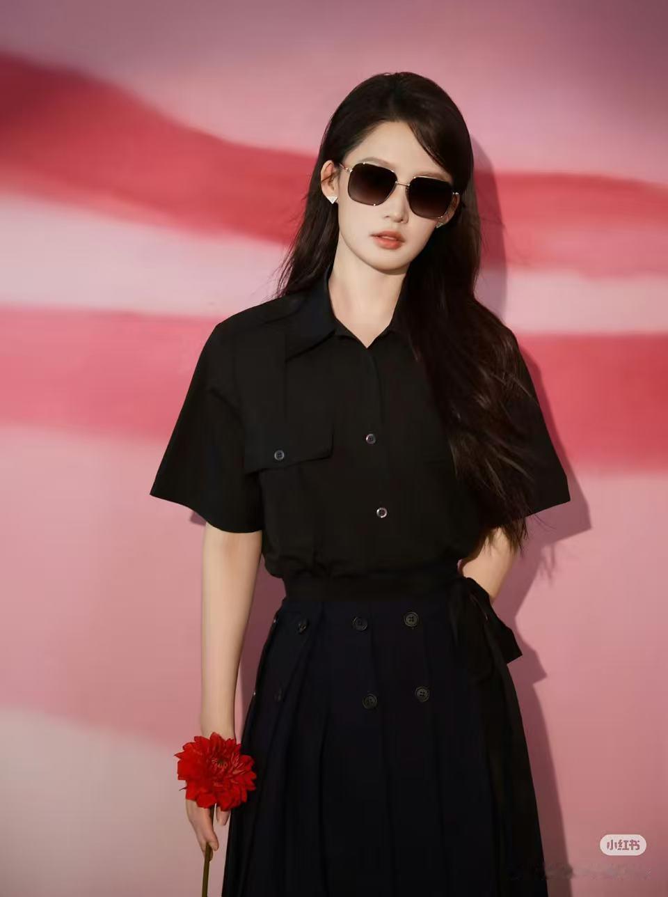 李沁一身干净利落造型亮相Prada活动李沁美出新高度！这次化妆师是谁哦，真的好看