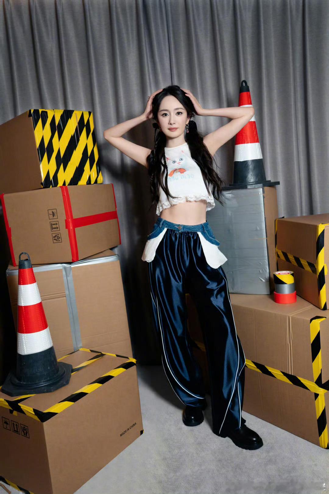 杨幂  🦊杨幂prada香氛代言人 其实我就是个理想主义者，我会幻想很多很美好