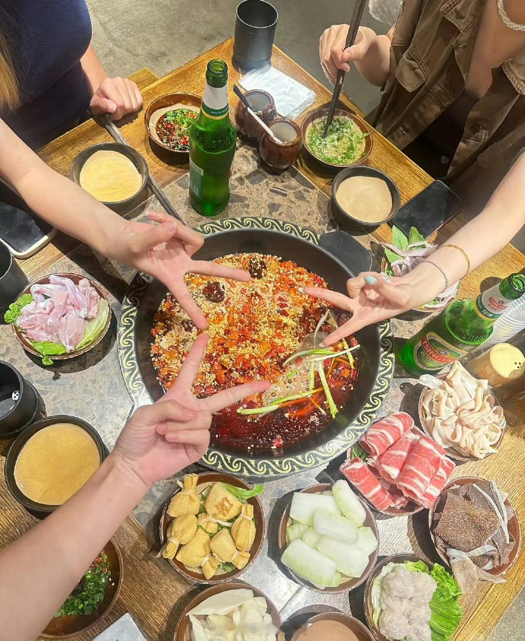 全国12城寻找老友 和老友一起报了个马拉松，他平时不跑步。前五公里他喘得不行，我