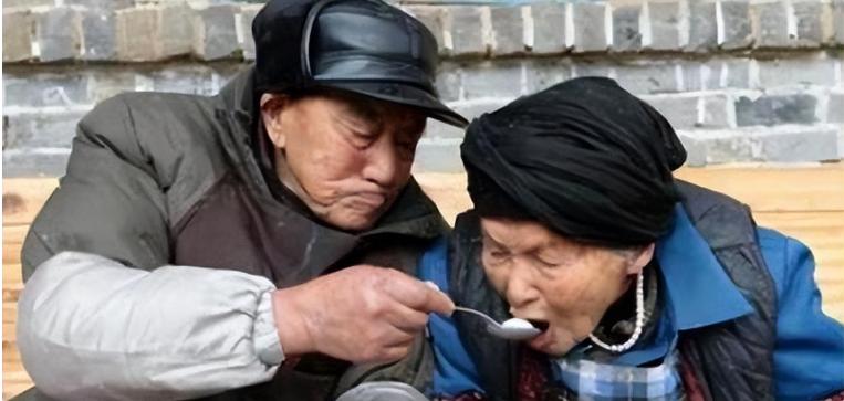 在风雨如晦的战争年代，命运的残酷常常让人猝不及防。一场战火足以让两个相爱的人天各