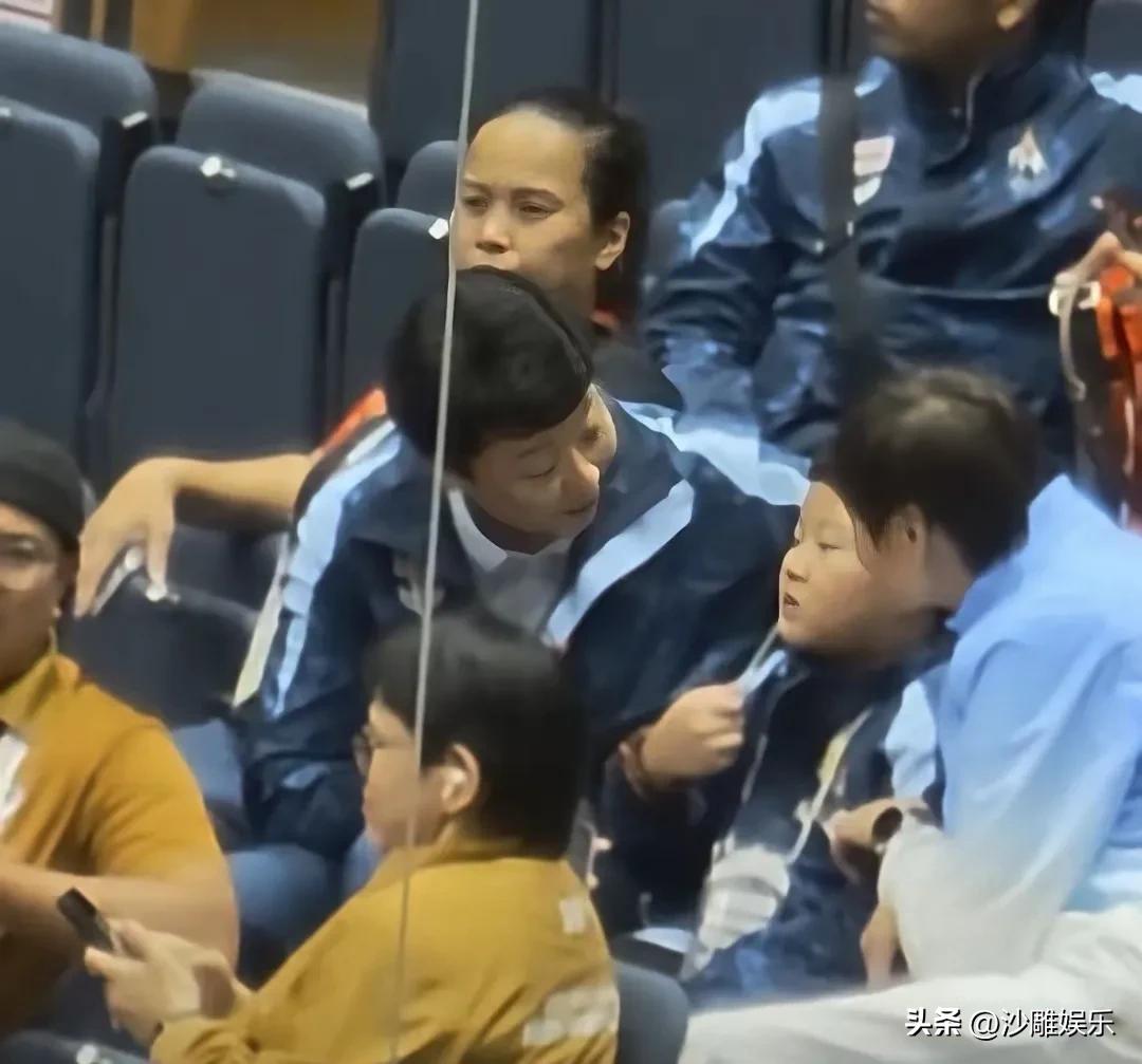 姐妹情深啊！亚运会颁奖典礼杨昊探班冯坤，黄金一代老搭档各为其主却情谊不减！

