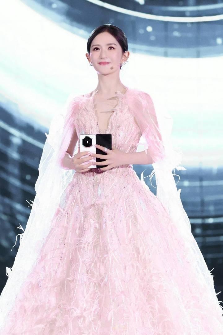 现在全网最难受的人
不是薛之谦
也不是李雨桐
而是谢娜

有人说，谢娜真的是糊涂