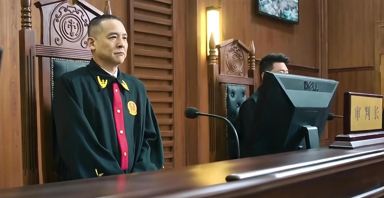 嵇道青，大校军衔，总制片人，竟亲自演起了审判长！
这哪是演戏，分明是把军营搬进了