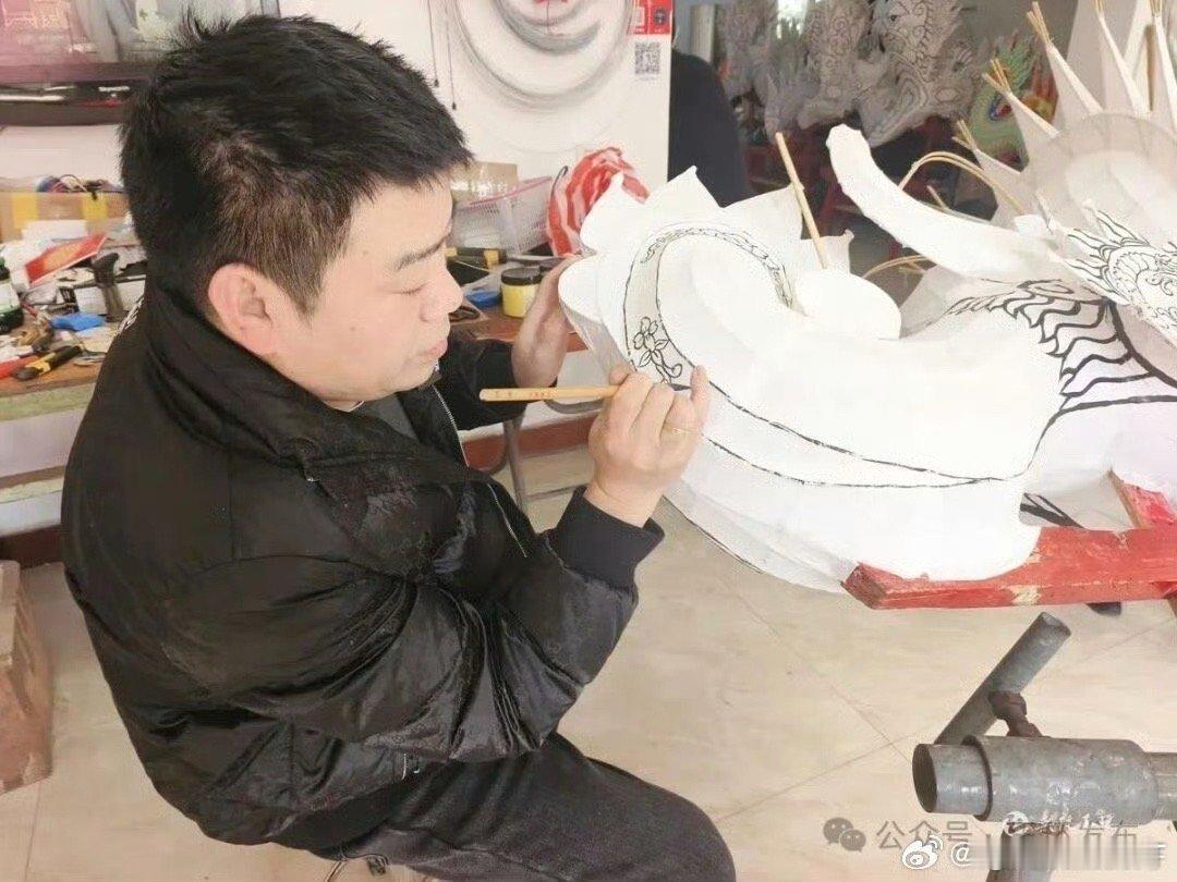 台州手艺人扎龙灯近20年守住传统年味玉环手艺人叶岩夫，一握篾刀就是二十载，守着百