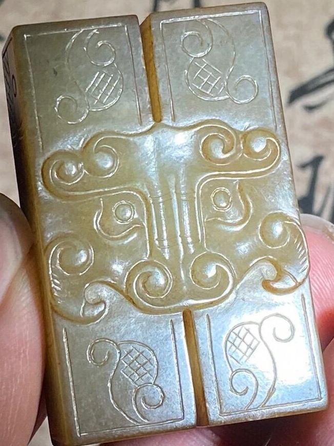 见识知物。
三个双联玉勒子。
造型相同。
纹饰相同。
工艺相同。
是同一批治玉者