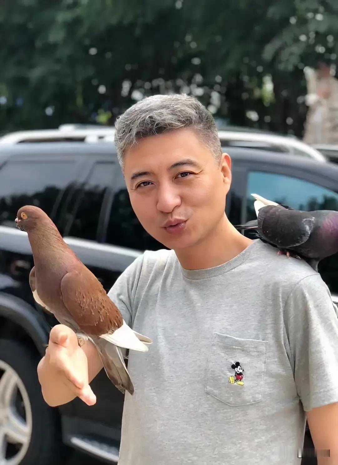 我国著名的相声演员，著名的文艺工作者，著名的主持人，周炜同志，原来是个“鸽子迷”