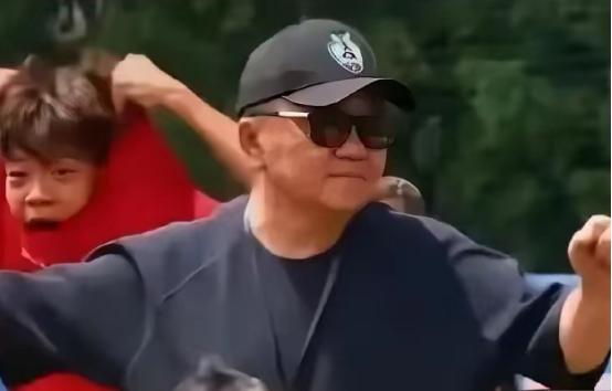 自掏5400万的董路，开500万的劳斯莱斯，住10万一平的豪宅，手腕上是百万名表