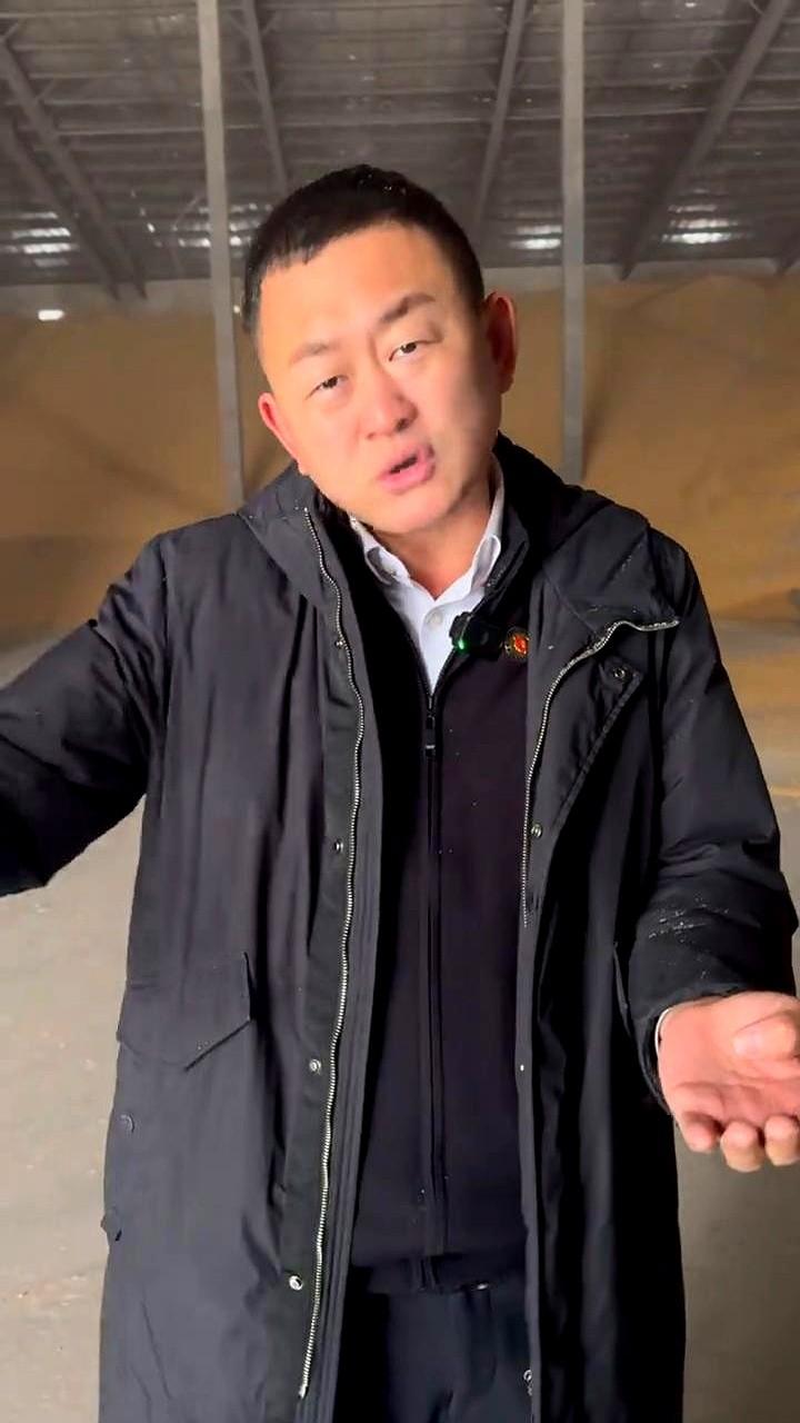 最近看到一个叫刘金东的哥们，上来就说自己黑粉多，但有些话必须说。

他对中日话题