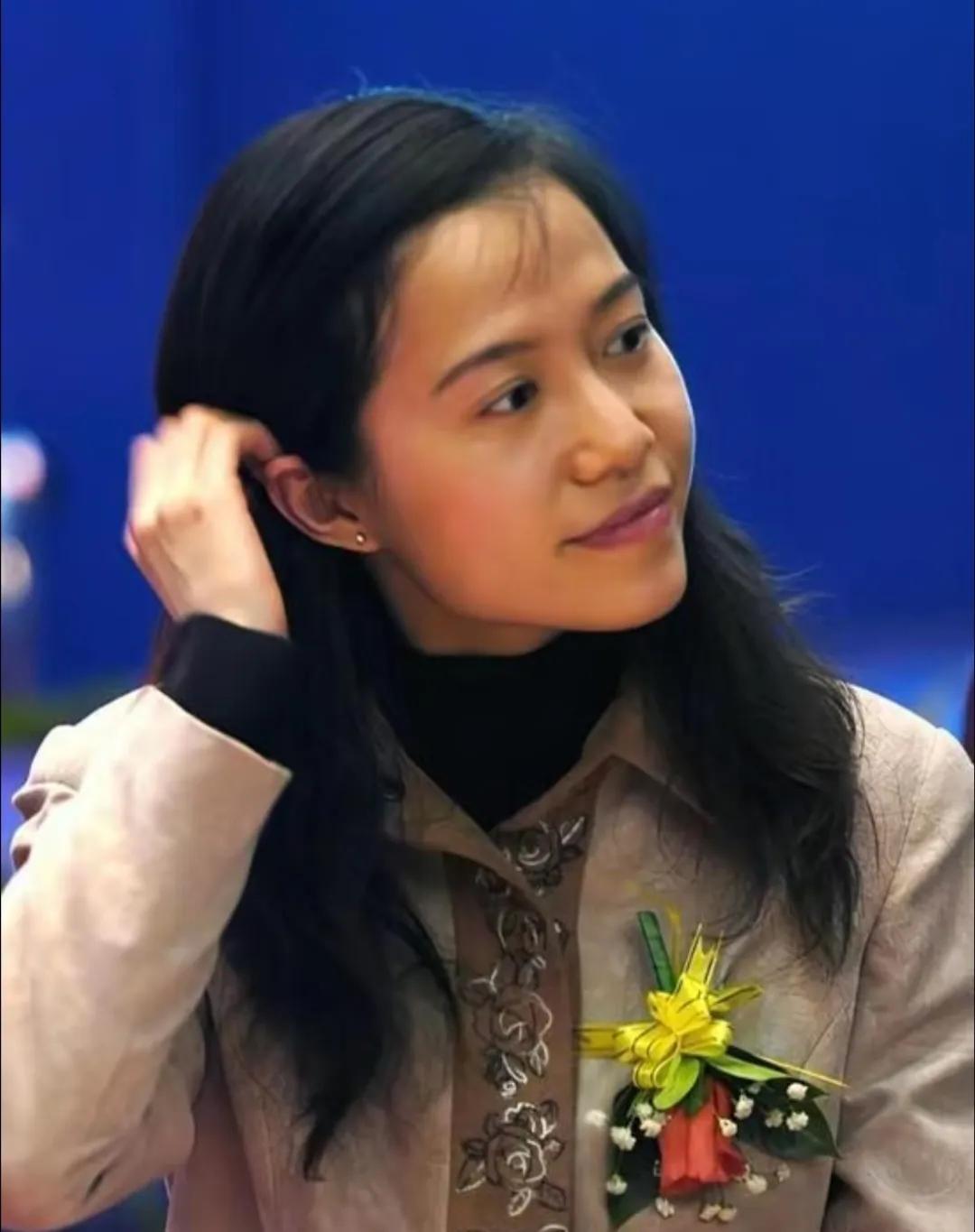 翁帆已经搬出清华园，没有纷争，没有子嗣相伴，她带着母亲与侄女远赴新疆旅行长达大半