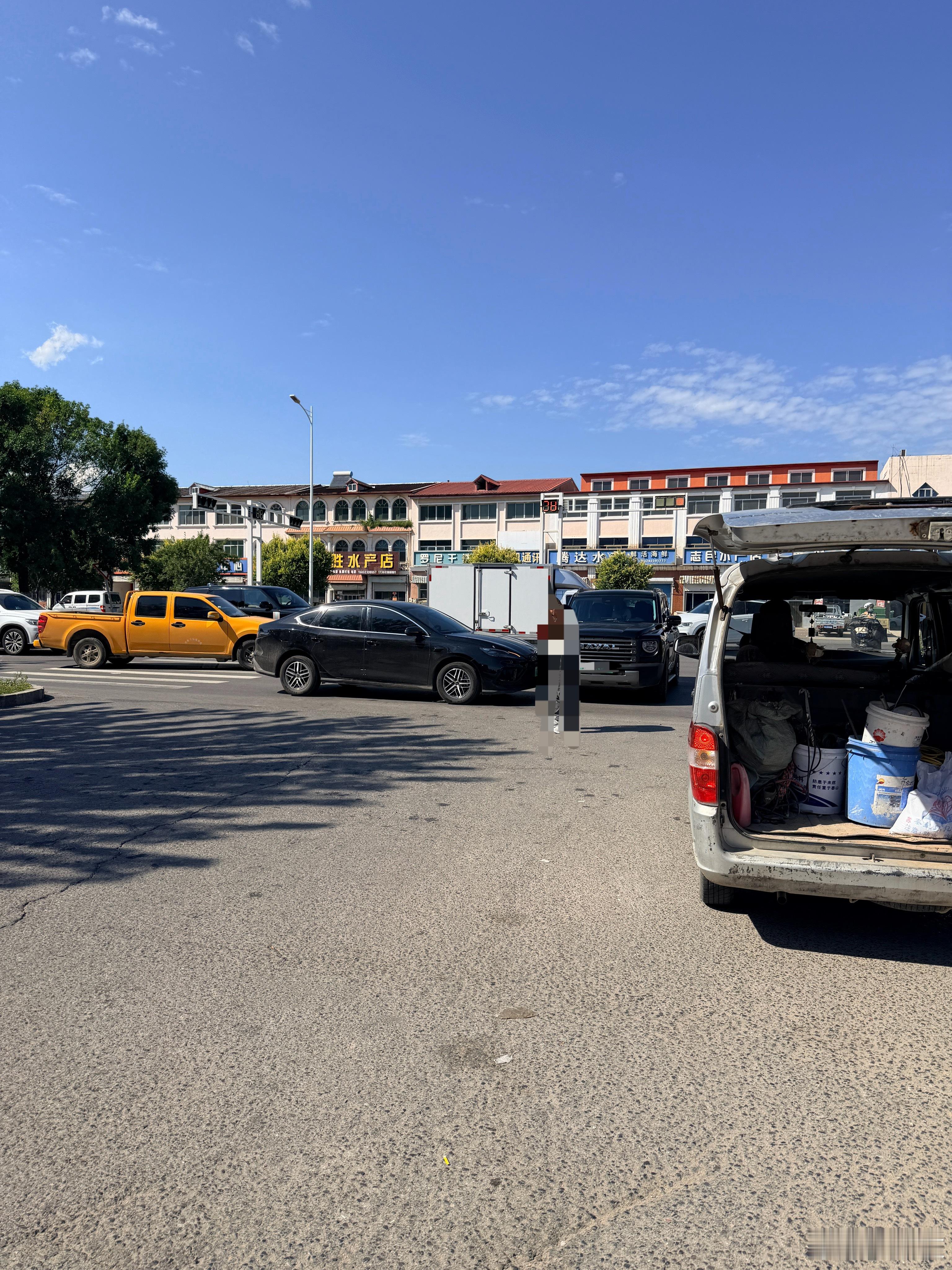 本来是想发个新做的美甲 刚上车在编辑 结果直接撞上了我以为只是急刹 没想到撞上了