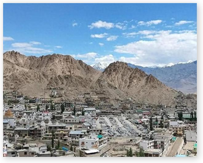 4.5万平方公里的土地，住着20多万藏民，说藏语信佛教，建筑跟布达拉宫一模一样 