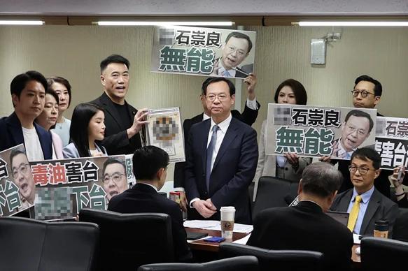统一成定局，台官员被催下台，蒋万安扛起大旗，赖清德死活不吭声。两面三刀！赖清德底