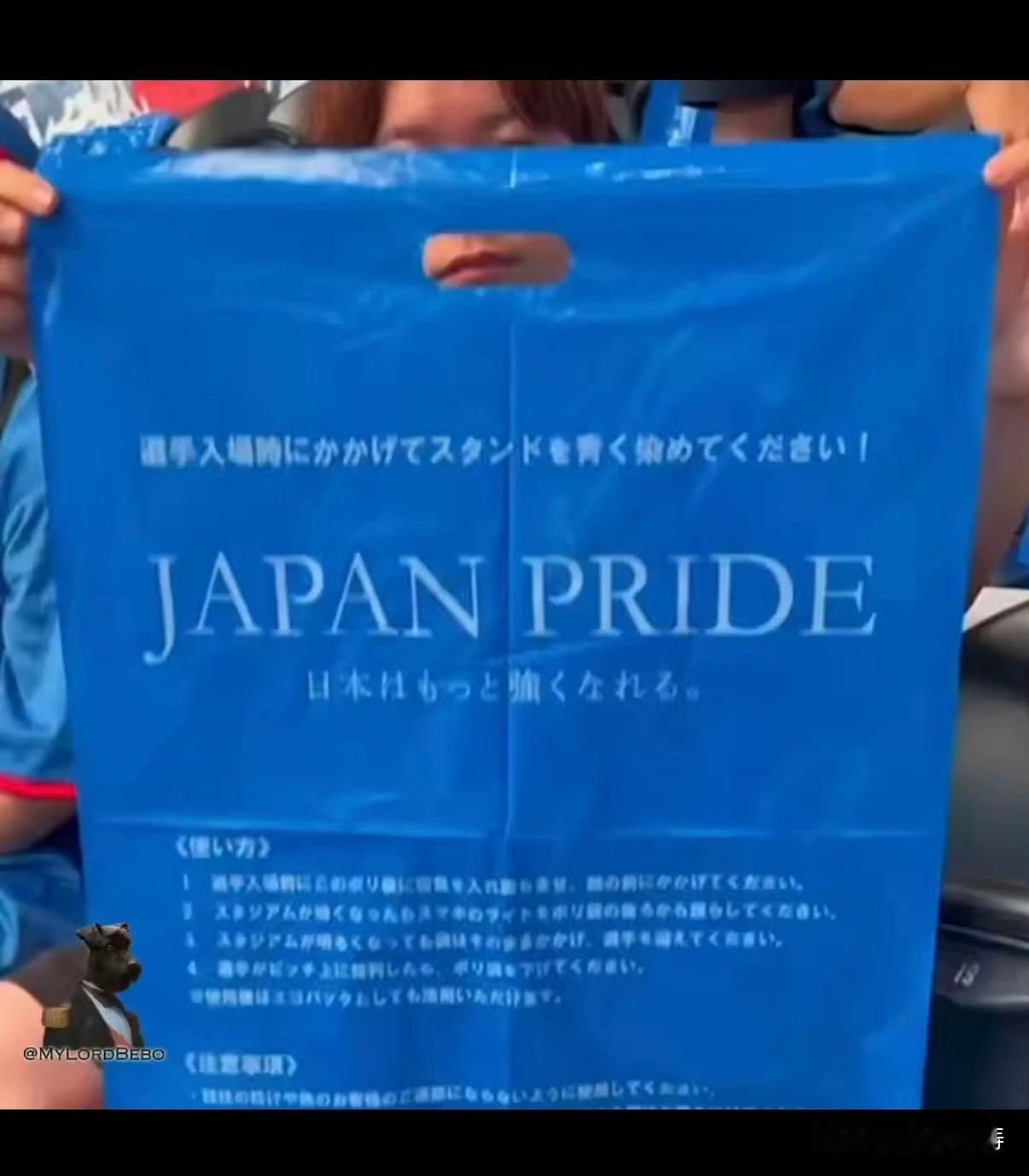 图2网友说的没错，这个垃圾袋就是日本统一制作统一发放的。垃圾袋上写着：“请在球员