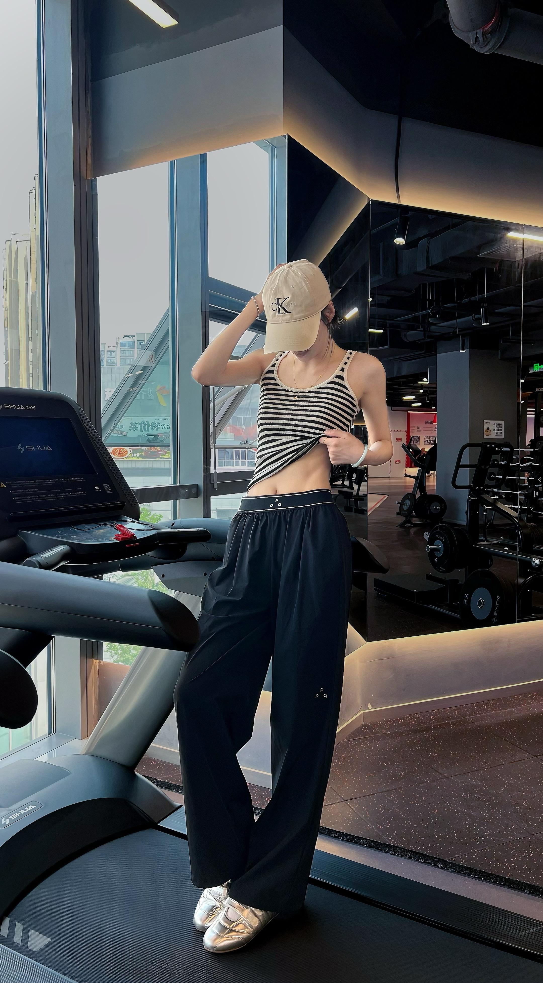 女孩 努力克服每一个需要依赖他人的瞬间。