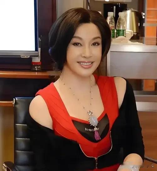 74岁刘晓庆和75岁斯琴高娃，你认为谁更年轻？