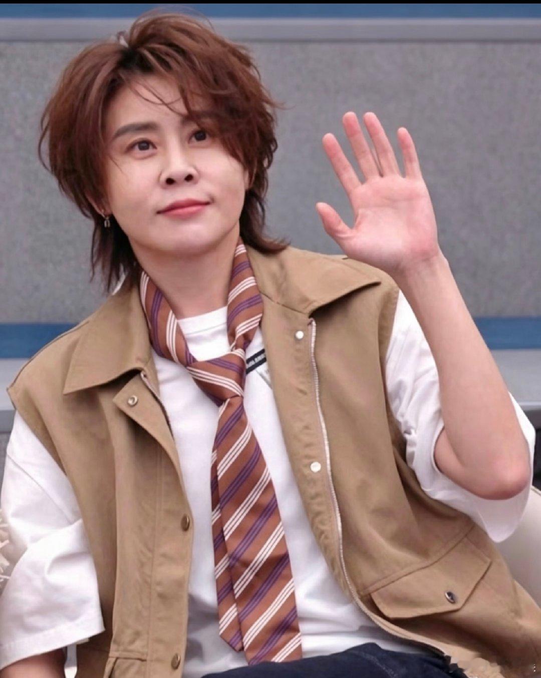 王濛弹吉他 王濛上荒岛还要带吉他王濛上个班都这么有梗，别人带生存物资，王濛荒岛行
