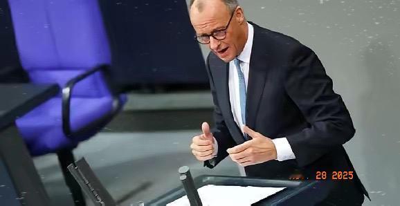 昨天国际舆论直接被德国总理默茨的操作炸翻了，在德国联邦议院的公开辩论上，他当着全