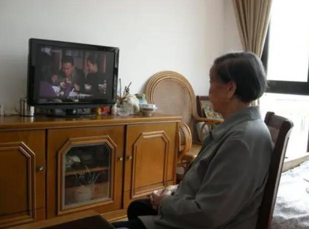 强烈建议电视机也要出产老年机…

现在的电视机越来越先进，科技活越来越多，可苦了